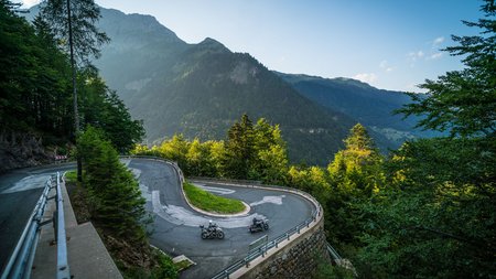 Qualitätsversprechen © Moppetfoto.de Enge Haarnadelkurve auf Bergstraße mit zwei Motorrädern