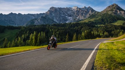 Hochkönig © Moppetfoto.de Motorradfahrer auf Bergstraße mit Bergen und Wald im Hintergrund