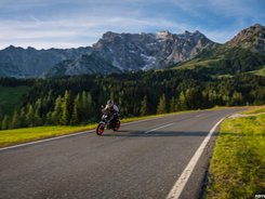 Hochkönig © Moppetfoto.de Motorradfahrer auf Bergstraße mit Bergen und Wald im Hintergrund