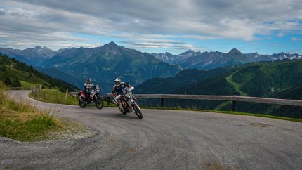 Zillertal – Gerlos Alpenstraße © Moppetfoto.de Zwei Motorradfahrer fahren auf Bergstraße mit Alpen im Hintergrund