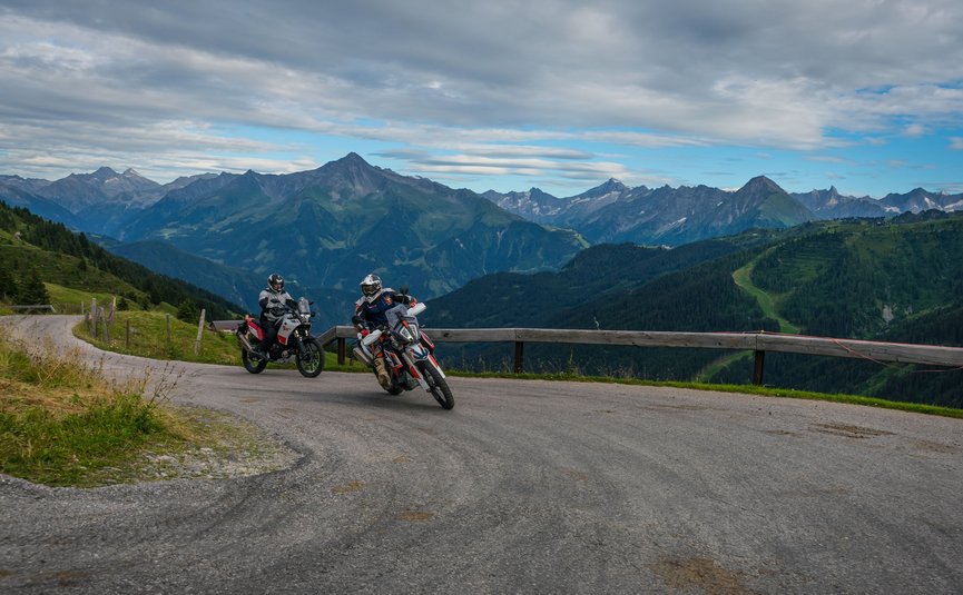 Motorvakantie in het Zillertal - Alpenroute Gerlos Twee motorrijders op bergweg met Alpen op de achtergrond
