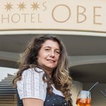 Motorradurlaub in Südtirol und den Dolomiten © Alexander Seger Zwei Frauen in Trachten mit Getränken vor Hotel Obereggen