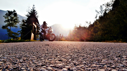 Salzkammergut Seenrunde Tour 10 Motorradfahrer auf Landstraße bei Sonnenuntergang in den Bergen