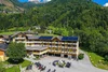 Sammelanfragen © Erlebnishotel Kärnten Mölltal Alpenhotel mit Solaranlage und Motorrädern vor bewaldeter Bergkulisse