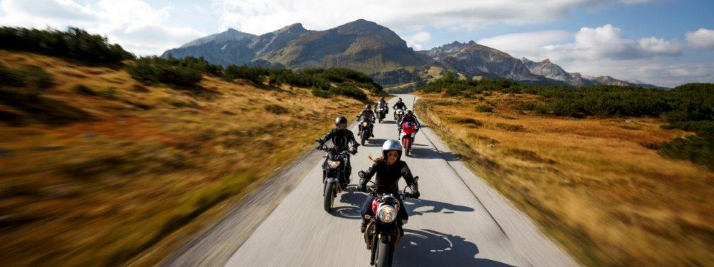 Motorradfahrer fahren in einer Gruppe auf einer Bergstraße
