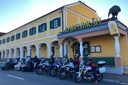 Brau-Gasthof Schmidt - Rabenbräu © Rabenbraeu Braugasthof Schmidt Motorradfahrer vor gelbem Gebäude mit Schild RABENBRÄU