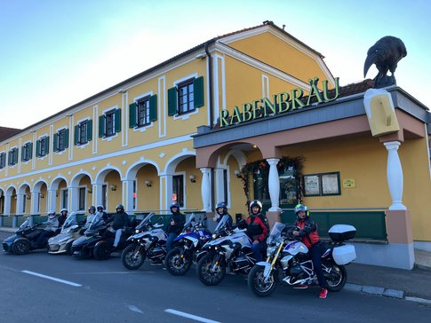 Brau-Gasthof Schmidt - Rabenbräu © Rabenbraeu Braugasthof Schmidt Motorradfahrer vor gelbem Gebäude mit Schild RABENBRÄU