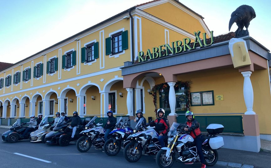 Brau-Gasthof Schmidt - Rabenbräu © Rabenbraeu Braugasthof Schmidt Motorradfahrer vor gelbem Gebäude mit Schild RABENBRÄU