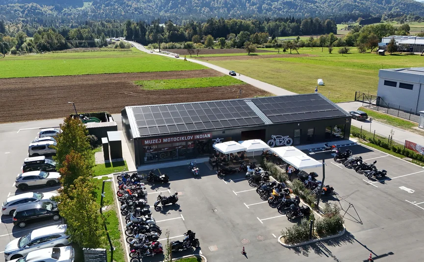 Hotel Grof **** © Hotel Grof Luchtfoto van het Indian-motormuseum met zonnepanelen op het dak, motoren en een parkeerterrein