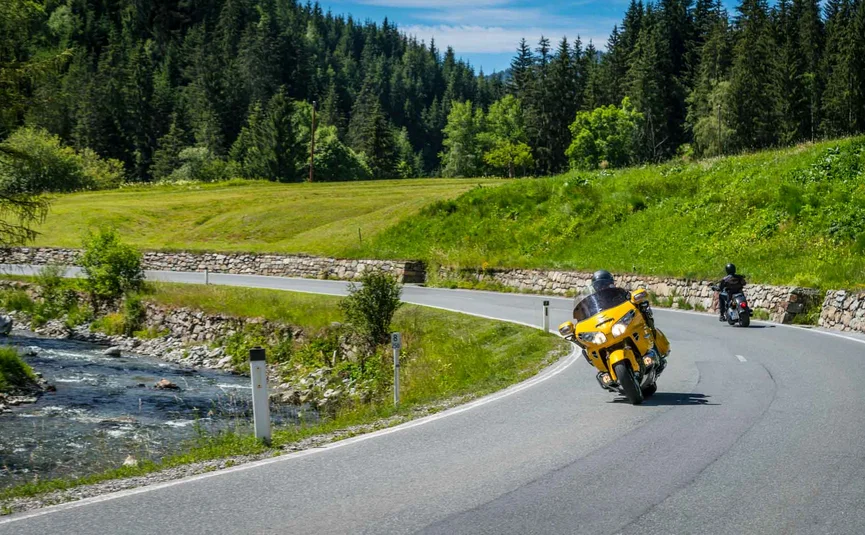 Hotel Jägerhof **** © Moppetfoto.de Zwei Motorradfahrer fahren auf einer kurvigen Straße durch eine grüne Waldlandschaft