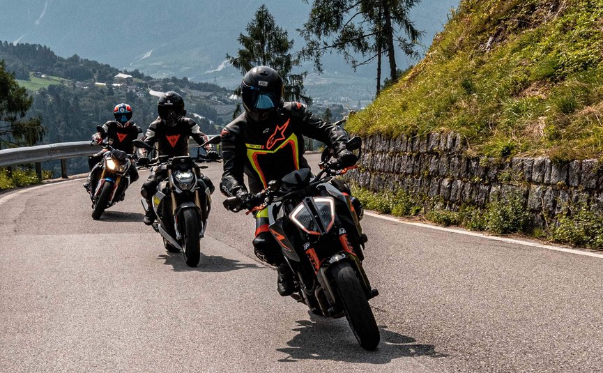 Motorradurlaub im Trentino © Andrea Acler Drei Motorräder fahren auf einer bergigen Straße mit Fahrern in Schutzkleidung