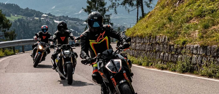 Cristallo Sport & Wellness Hotel **** © Andrea Acler Drei Motorräder fahren auf einer bergigen Straße mit Fahrern in Schutzkleidung
