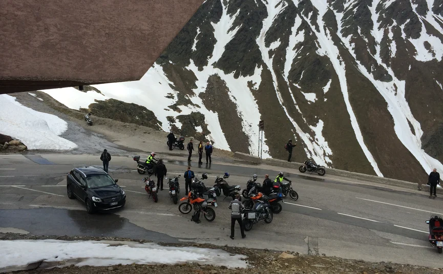 20 Hotel Sonnleiten: Timmelsjoch, Jaufenpass, Kühtai Motorrijders en auto bij een bergpas met sneeuw