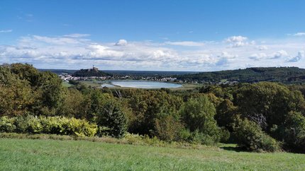 Burgenland © Leberzipf Didi Blick auf eine grüne Landschaft mit einem See und einer Burg im Hintergrund