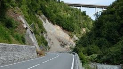 Großglockner-Tour Kurvige Bergstraße mit Hangrutsch und Brücke im Hintergrund