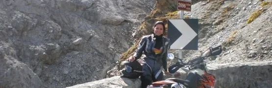18 Hotel Sonnleiten: Stelvio Pass XXL (alleen voor km-eters) Motorrijder in leren pak bij bergweg met bochtbord op 2696 m hoogte