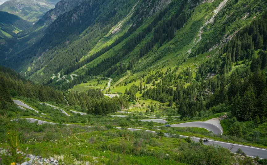 Hotel Jägerhof **** © Moppetfoto.de Serpentinenstraße durch ein grünes, bewaldetes Alpental