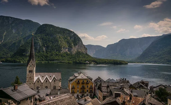 Uitzicht op Hallstatt met kerk, meer en bergen