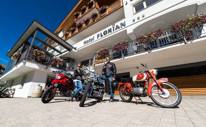 Hotel Florian ***S © Arik Oberrauch Hotel Florian mit zwei Menschen und drei Motorrädern bei sonnigem Himmel