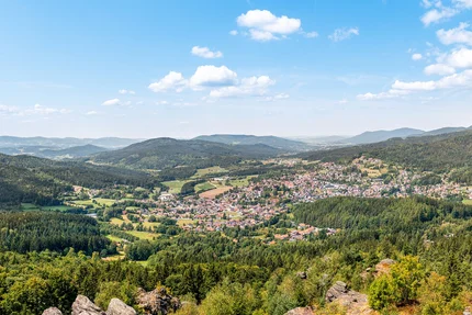 Beierse Woud © Bodenmais Panoramisch uitzicht op een stad in een vallei omringd door beboste heuvels en blauwe lucht