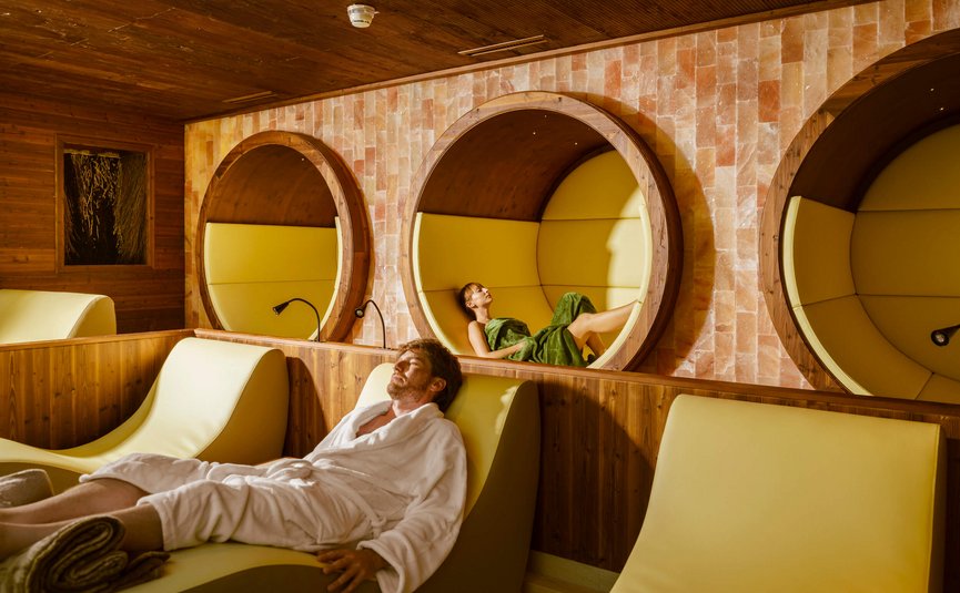 Hotel Jägerhof **** © Florian Scherl Mann und Frau entspannen sich in modernen runden Spa-Liegen mit gelber Polsterung