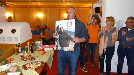 Geschichte der MoHo's Mann erhält Jubiläumsgeschenk auf Feier, Leute applaudieren