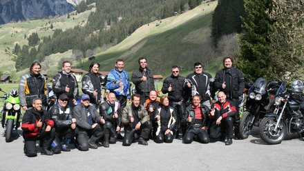 Motorradgruppe posiert in Lederkleidung vor Berglandschaft