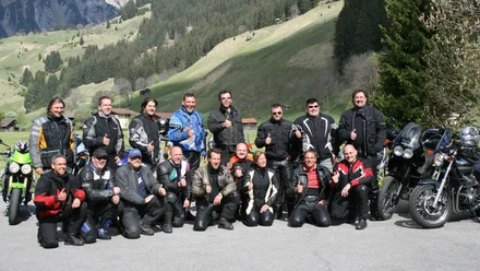 Geschichte der MoHo's Motorradgruppe posiert in Lederkleidung vor Berglandschaft