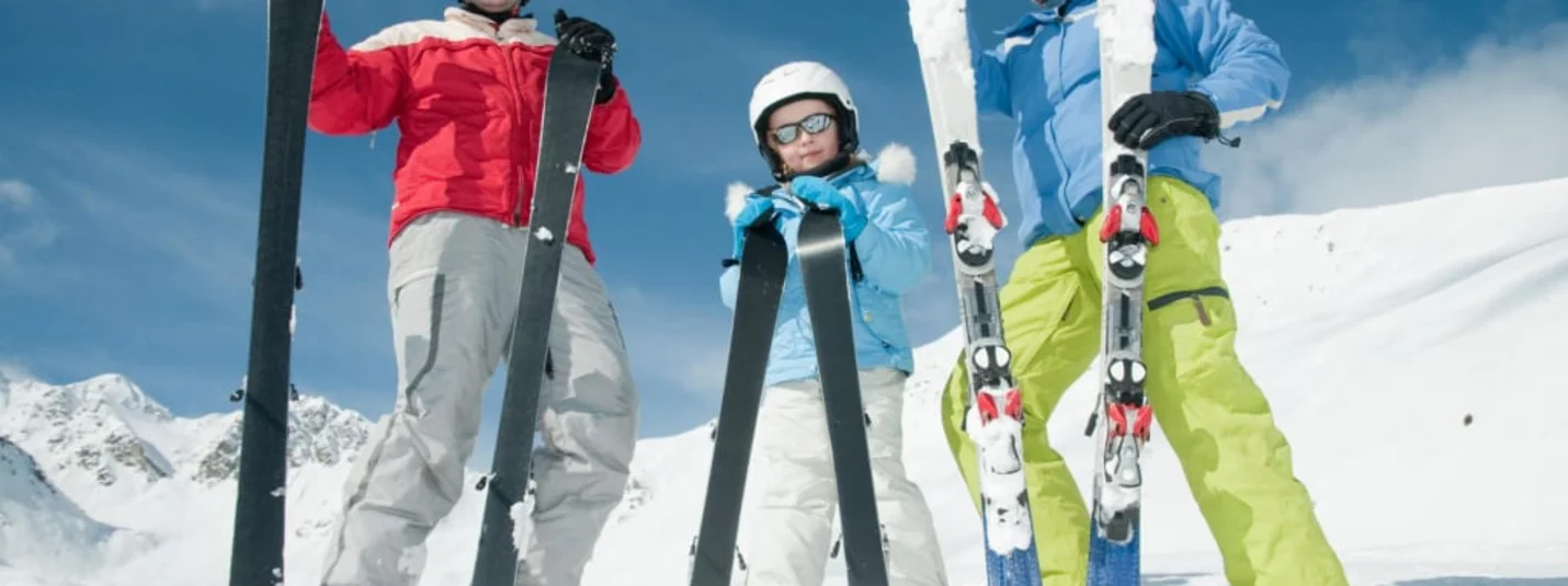 Pures Skivergnügen Drei Skifahrer mit Skiern im verschneiten Gebirge