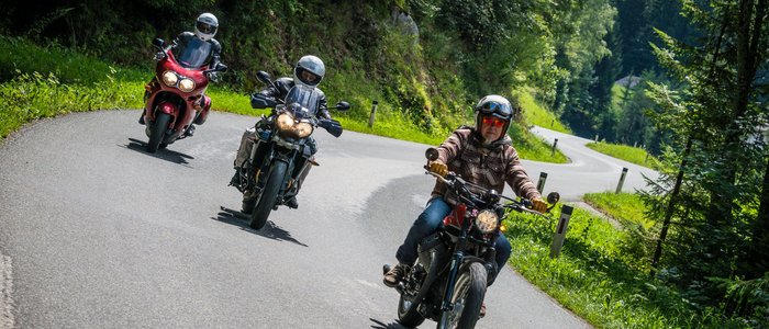 Gasthof Pension Drei Hacken *** © Moppetfoto.de Drei Motorräder fahren auf einer kurvigen Bergstraße durch Wald