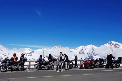 Großglockner Hochalpenstraße Motorradfahrer mit Motorrädern an Bergstraße mit schneebedeckten Gipfeln