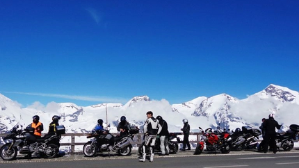 Großglockner Hochalpenstraße Motorradfahrer mit Motorrädern an Bergstraße mit schneebedeckten Gipfeln