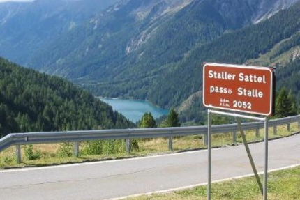 Andreas Hofer Tour - Staller Sattel - Sillian Straßenschild Staller Sattel Passhöhe 2052 Meter mit Bergsee im Hintergrund