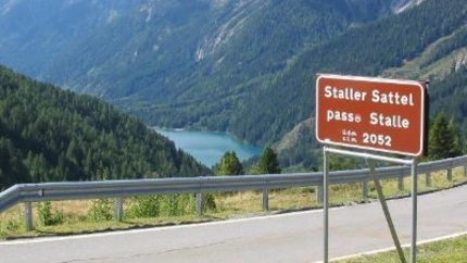 Andreas Hofer Tour - Staller Sattel - Sillian Straßenschild Staller Sattel Passhöhe 2052 Meter mit Bergsee im Hintergrund