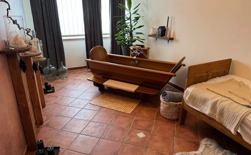Tanner Moor Erlebnis im Natur- & Europaschutzgebiet Houten badkuip in gezellige badkamer met bed en planten