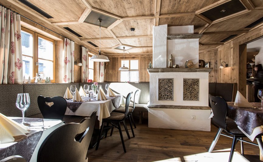 Gemütliches Restaurant mit Holzdecke und dekorativem Kamin