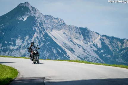 24 Hotel Sonnleiten: Walters Strawanzertour Motorradfahrer auf Bergstraße vor großen Felsen und blauem Himmel