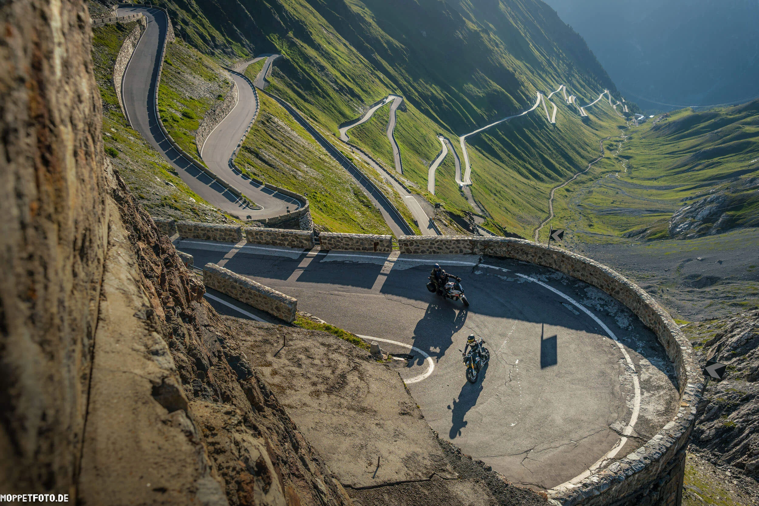 Italië © Moppetfoto.de Motorfietsen rijden op een kronkelende bergweg met steile hellingen
