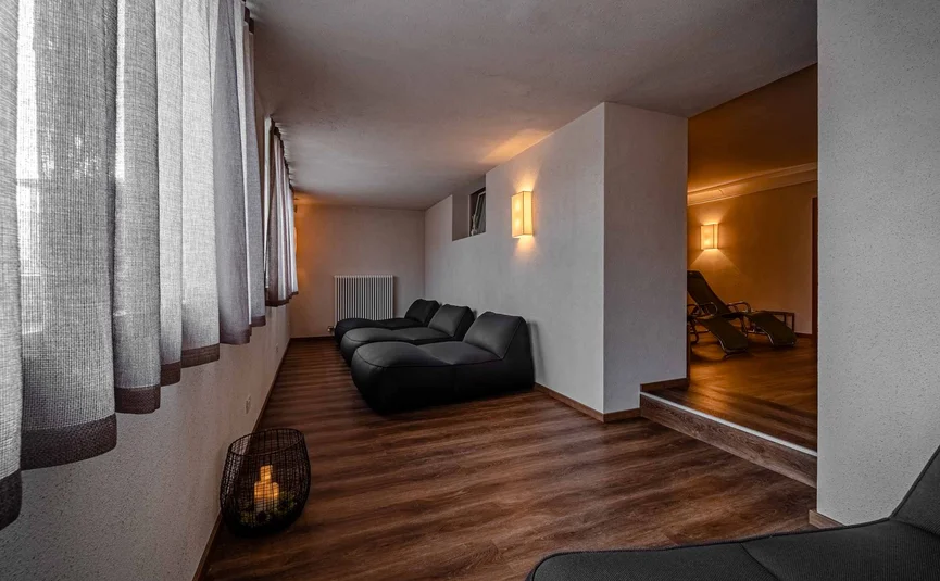 Cristallo Sport & Wellness Hotel **** © Andrea Acler Bequeme schwarze Sitzmöbel in einem ruhigen, gemütlichen Raum mit Holzfußboden