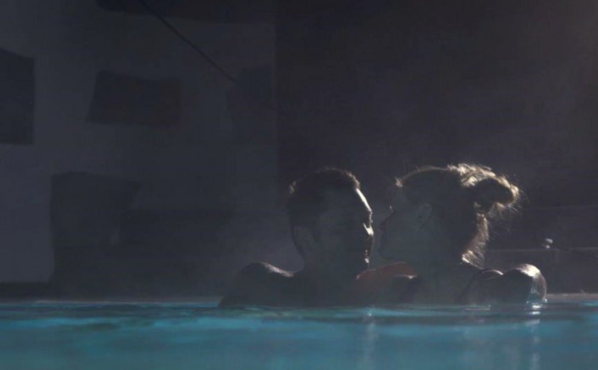 Babymoon im Hotel Rockenschaub Paar im Schwimmbecken bei Nacht entspannend zusammen