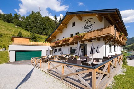 Hotel Bike & Snow Lederer © Moppetfoto.de Hotel und Restaurant Ledereer mit Terrasse und Bergblick an sonnigem Tag