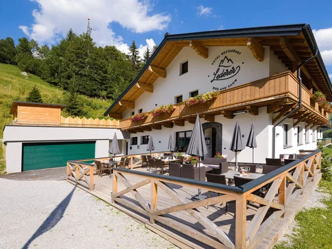 Hotel Bike & Snow Lederer © Moppetfoto.de Hotel und Restaurant Ledereer mit Terrasse und Bergblick an sonnigem Tag