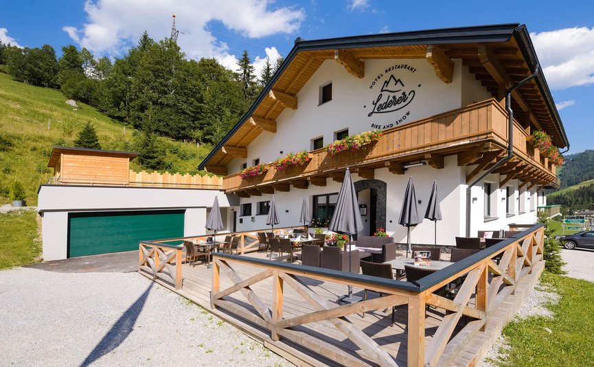 Hotel und Restaurant Ledereer mit Terrasse und Bergblick an sonnigem Tag