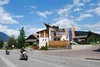 Sammelanfragen © Moar's Hotel in Olang Motorradfahrer fahren an einem Hotel in den Bergen bei sonnigem Wetter vorbei