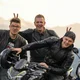 Motorradurlaub © Erlebnishotel Kärnten Mölltal Drei Männer posieren mit Motorrädern vor einer Bergkulisse
