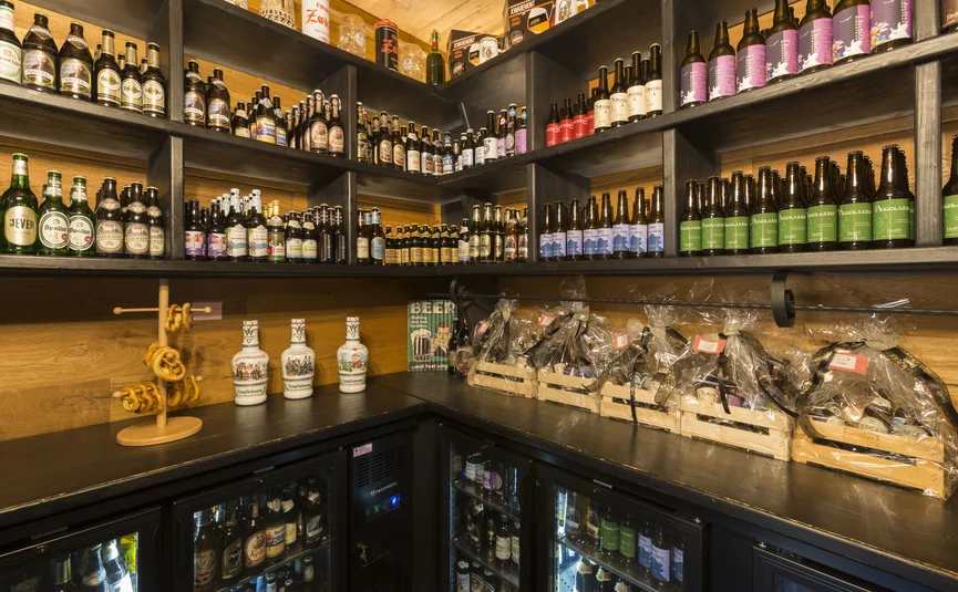 Hotel La Stüa **** © Hotel La Stüa Regale mit verschiedenen Bierflaschen und Kistchen in einem Geschäft