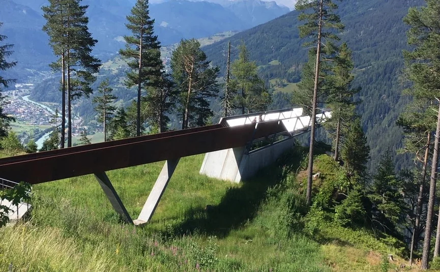 Uitkijkplatform met uitzicht op bergen en vallei in bosrijke omgeving