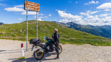 Motorrijder bij Penser Joch pas in groene bergen bij zonnig weer
