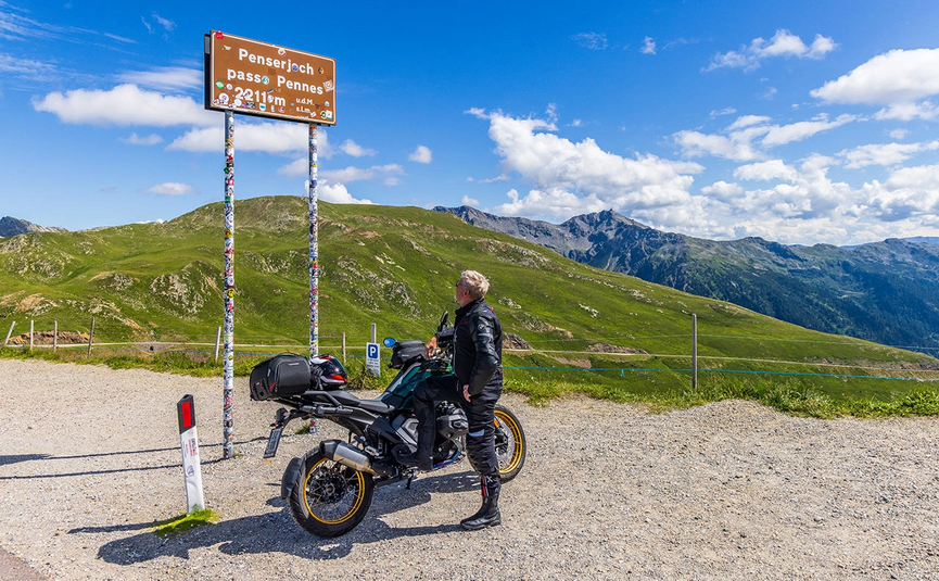 Penserjoch Jaufen Gampenpass Motorradfahrer am Penser Joch Pass in den grünen Bergen bei Sonnenschein