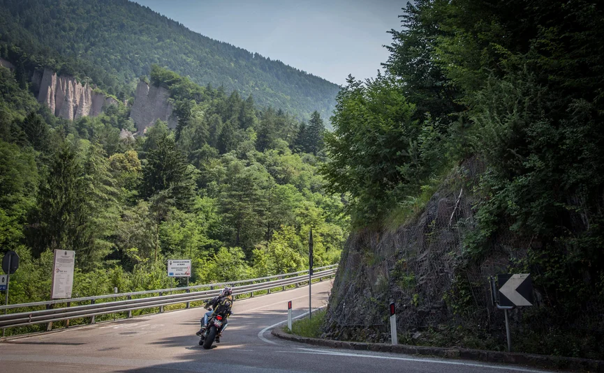 Motorradurlaub im Val di Fiemme © A. Monticelli Motorradfahrer auf kurvenreicher Straße in bewaldeter Berglandschaft